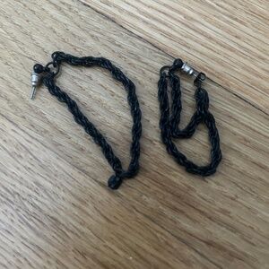 Black dropping earrings.